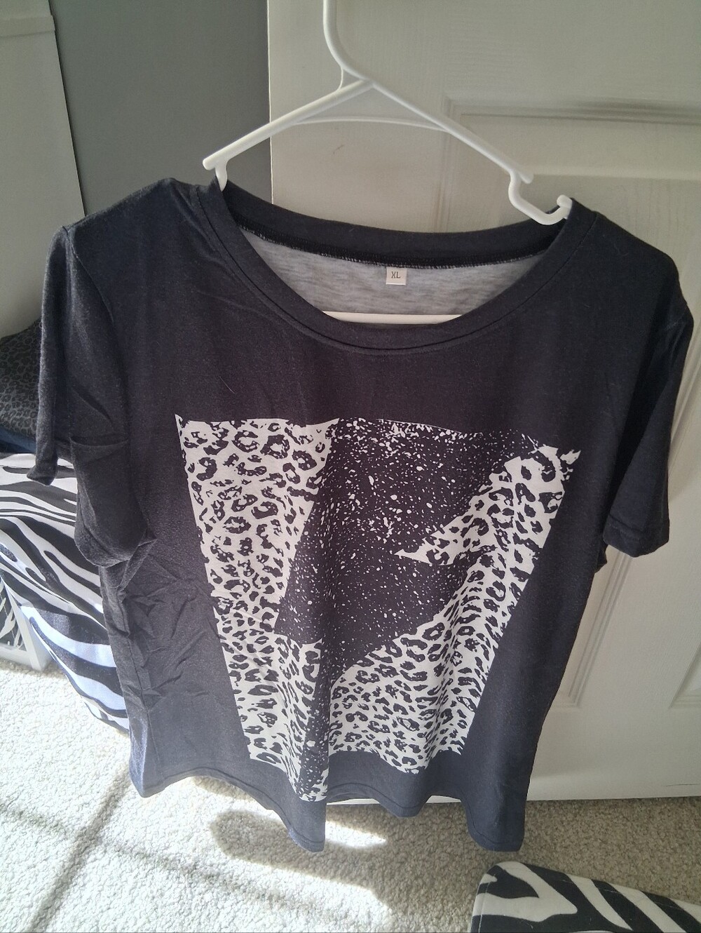 Women's unbranded thunder bolt graphic t-shirt